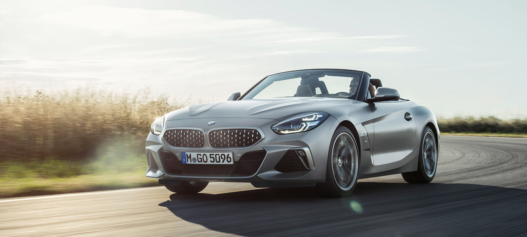 BMW Z4 M40i Roadster, G29, 2019, Cabrio, cinza Frozen BMW Individual metalizado, perspetiva traseira a três quartos em movimento