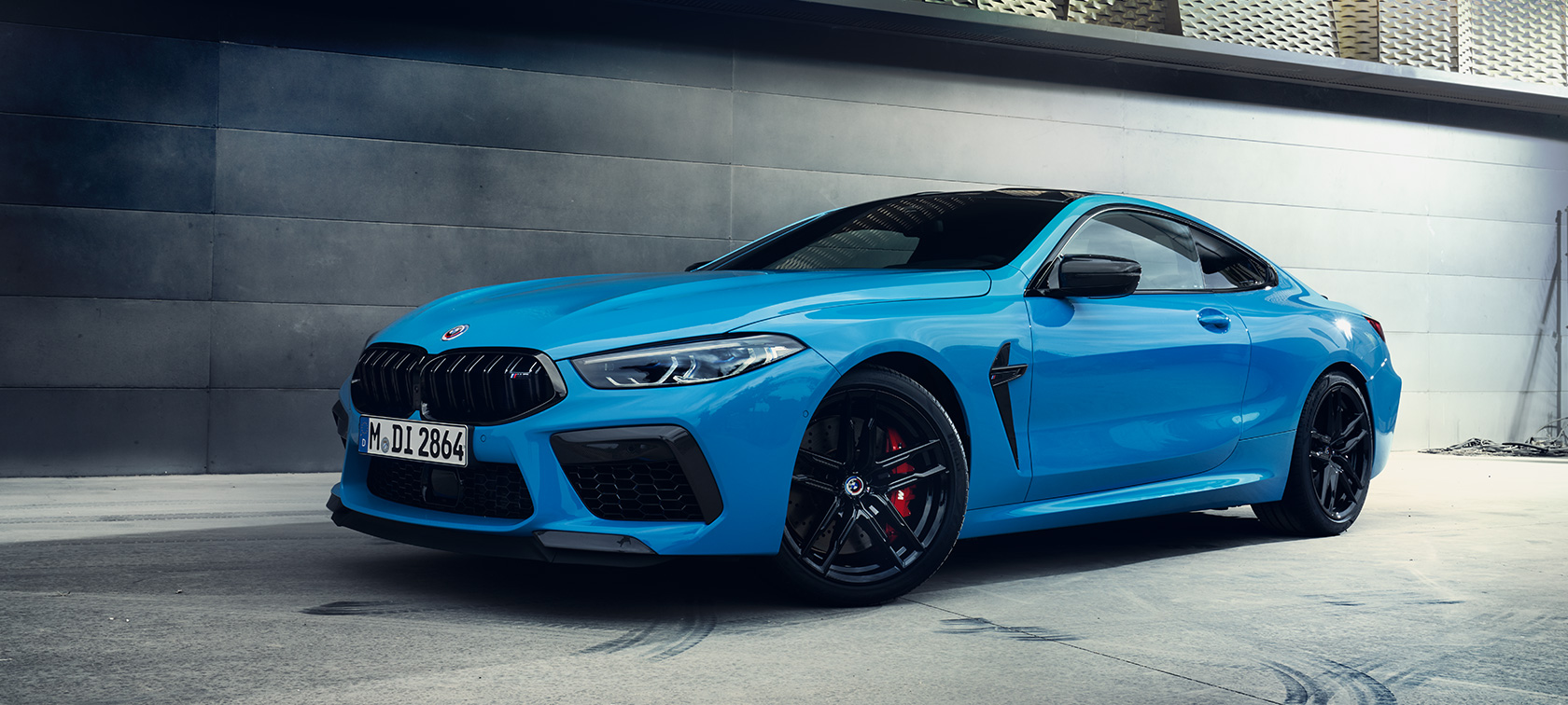 BMW M8 Competition Coupé, F92, LCI, atualização, 2022, pintura azul Daytona Beach sólida, perspetiva lateral a três quartos, parado em frente a uma parede