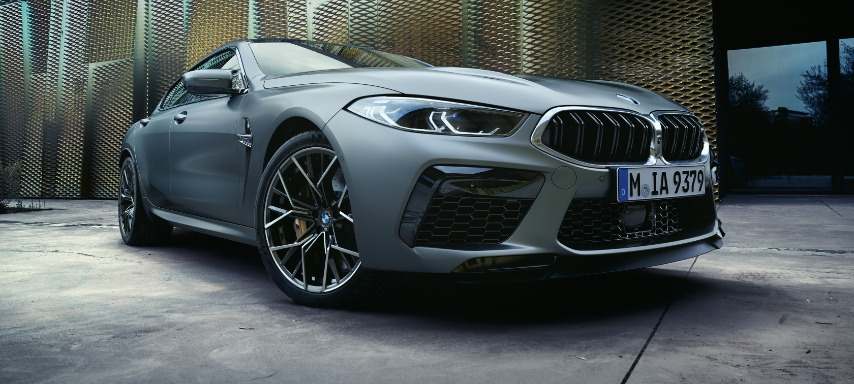 O BMW M8 Gran Coupé, F93, LCI, atualização, 2022, pintura cinza Frozen Pure BMW Individual metalizada, perspetiva frontal a três quartos, ângulo inferior