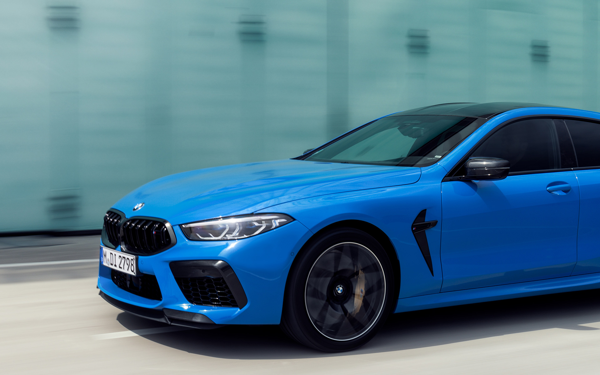 BMW M8 Competition Coupé, F92, 2019, pintura azul Voodoo BMW Individual, perspetiva lateral a três quartos em secção, em movimento