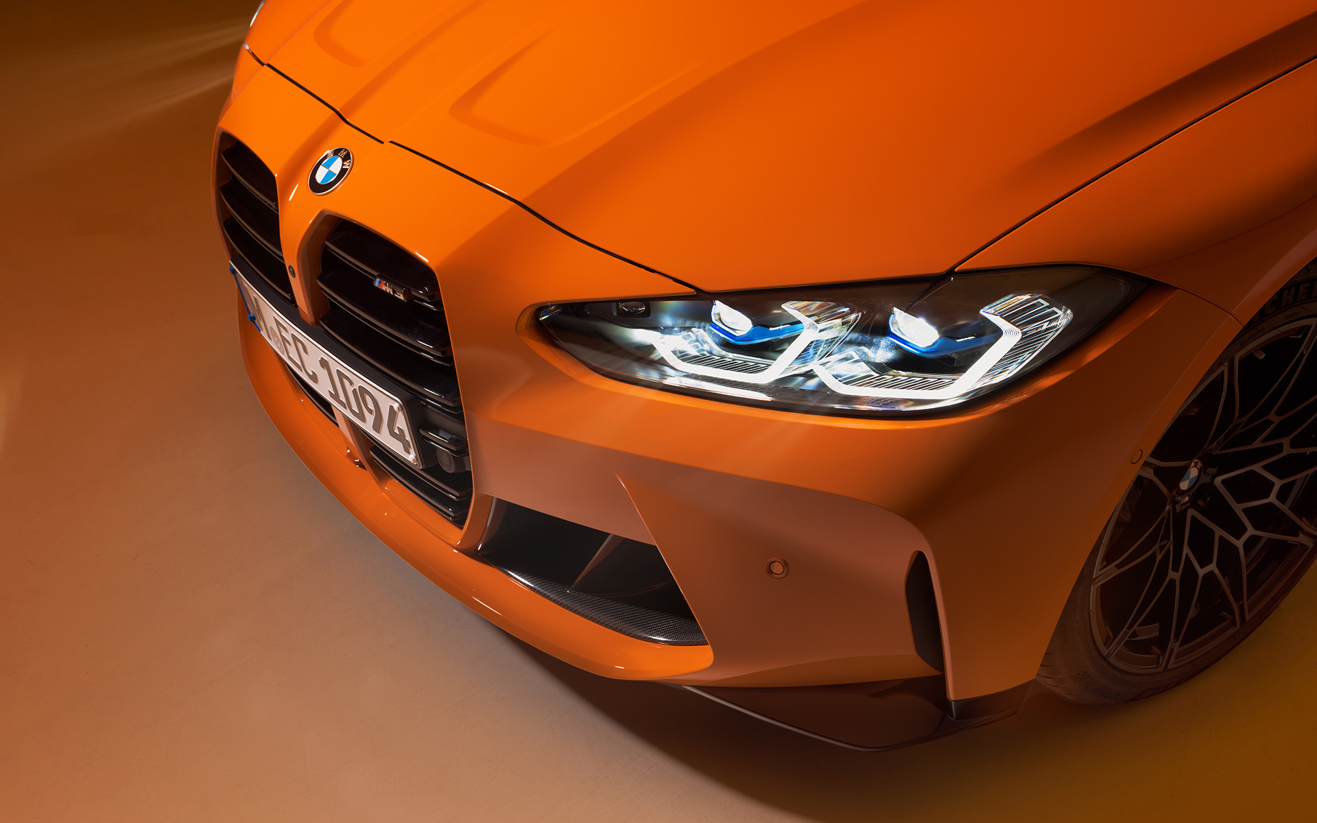 BMW M4 Competition Coupé, G82, 2021, pintura laranja Fire BMW Individual, parado, perspetiva dianteira a três quartos, grande plano com perspetiva aérea