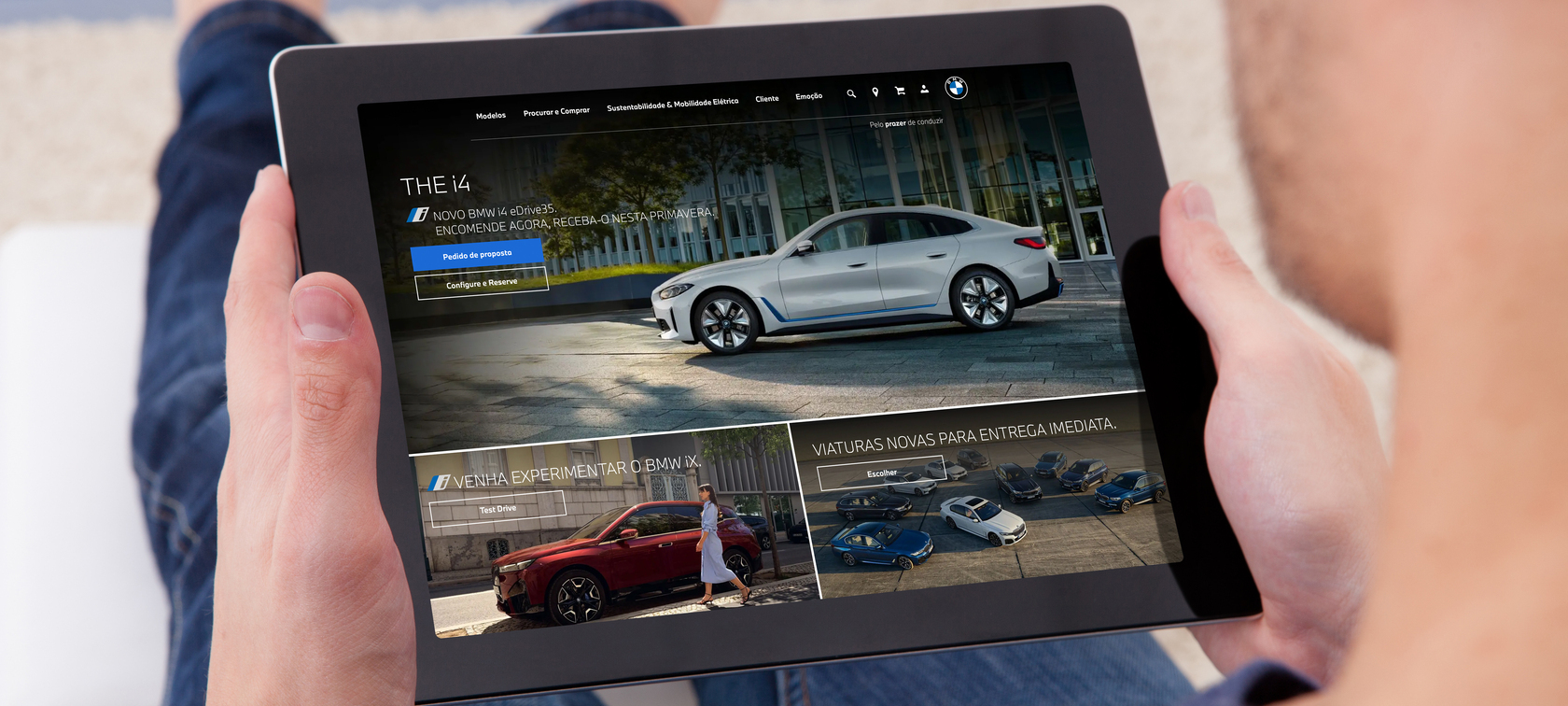 Homem a navegar no site da BMW no tablet.